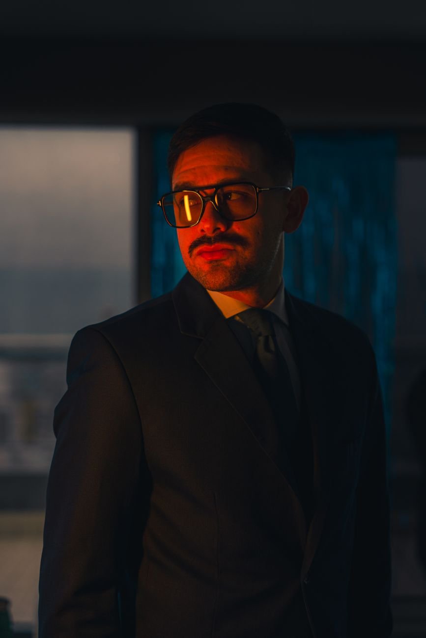 A confident man in a suit, representing a satisfied Vridhi investor.